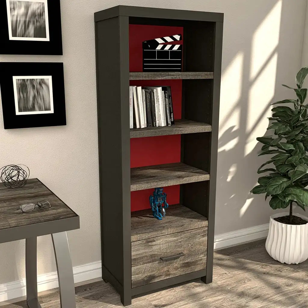 Libreria con ripiani dal design essenziale, marrone e nero, per la casa