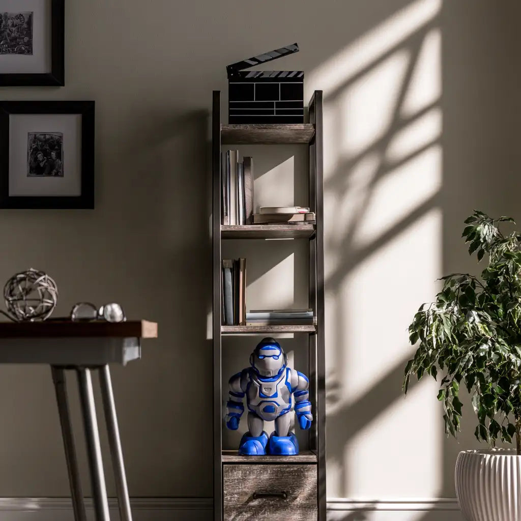 Libreria con ripiani dalla forma compatta, marrone e nero, per la casa