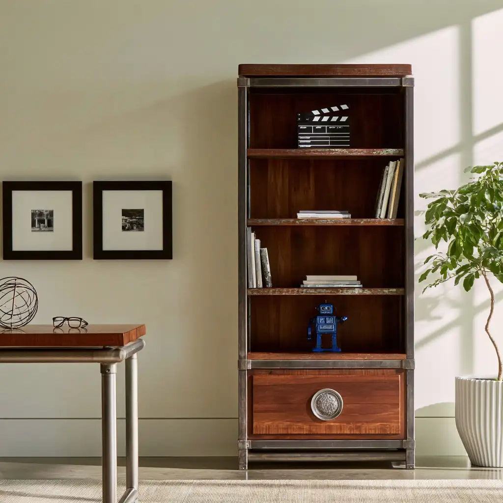 Libreria con ripiani dalle linee moderne, marrone e nero, per la casa