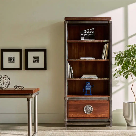 Libreria con ripiani dalle linee moderne, marrone e nero, per la casa